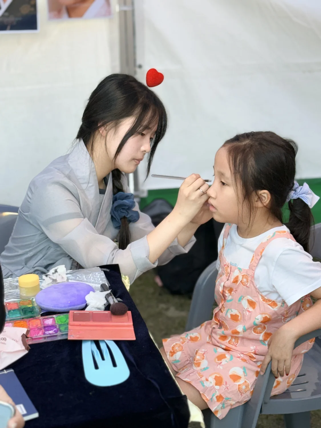 원주 국가유산야행에서 참가자의 얼굴에 페이스페인팅을 하는 실습 장면