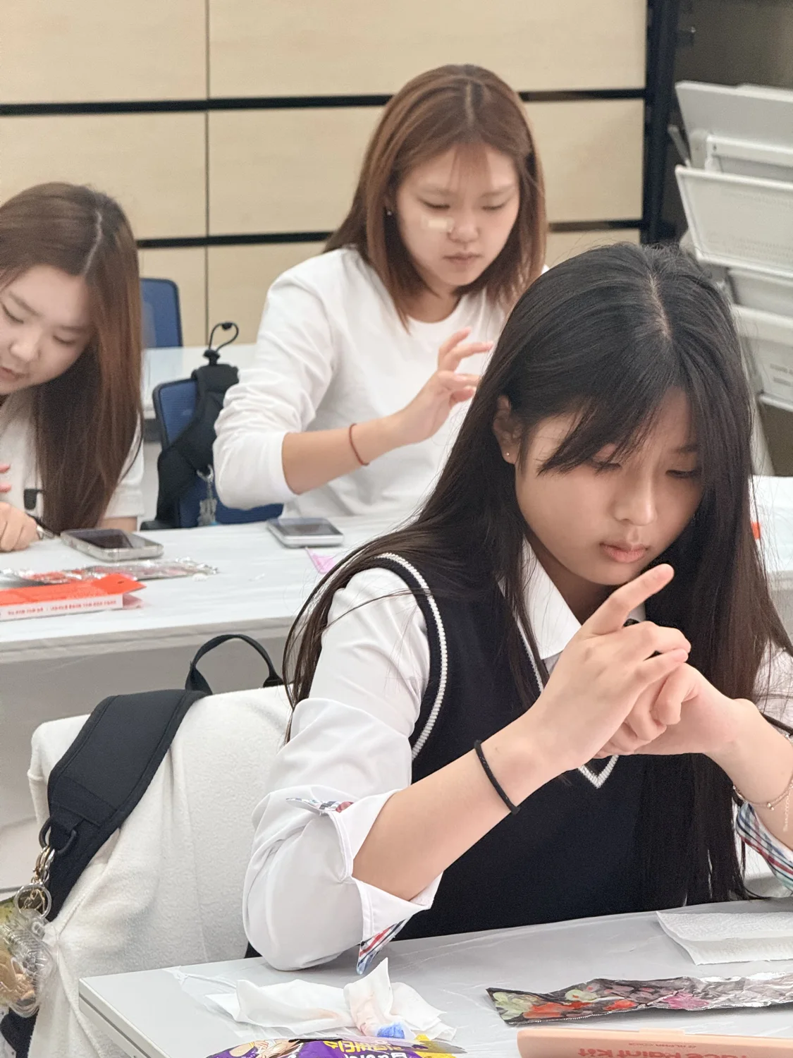 직접 손등에 분장을 연습하는 학생